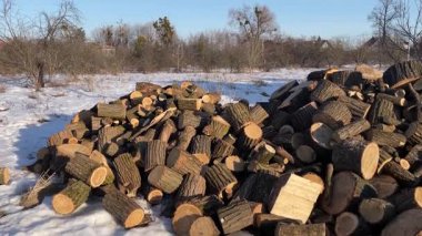 Odunlar dışarıda karların üzerinde yatıyor, odun, soğuk, sıcak, soğuk, kış