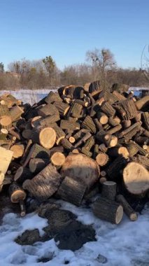 Odunlar dışarıda karların üzerinde yatıyor, odun, soğuk, sıcak, soğuk, kış