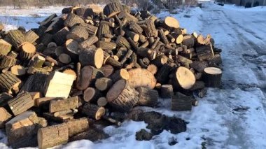 Dışarıda karların üzerinde yakacak odun, odun, soğuk, ısıtıcı.