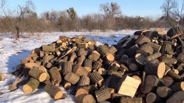 Dışarıda karların üzerinde yakacak odun, odun, soğuk, ısıtıcı.
