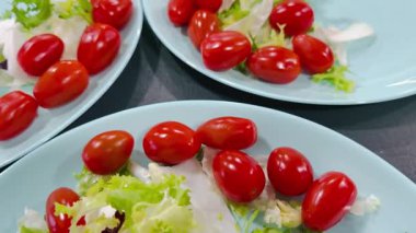 Domatesler, mozarella ve taze domatesler.