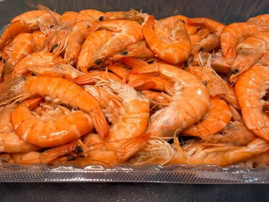 Markette kızarmış karides.