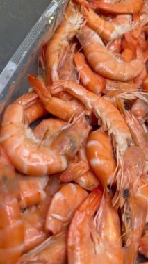 Pazardaki karidesleri kapatın.