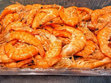 Limonlu ve sarımsaklı kızarmış balık.