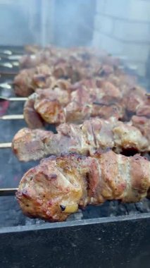 Izgarada kızarmış tavuk ve şiş kebap.