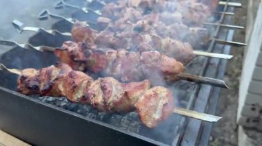 Ateşin üstünde et, ızgaranın üstünde pişiyor.