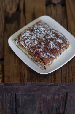 Çikolatalı kruvasan karanlık vintage ahşap tablo