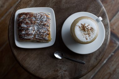 Aroma kapuçino çikolatalı kruvasan ile
