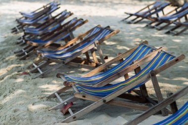 Sahilde eski vintage ahşap güneşlenme yatakları 