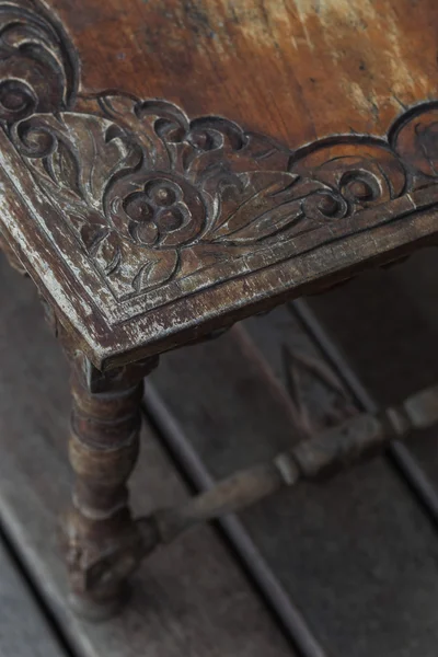 古いヴィンテージの木製暗いテーブル バリスタイル。木の彫刻 — ストック写真