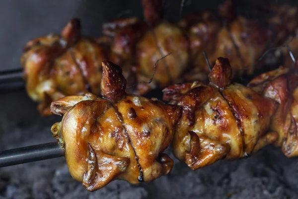 Frango grelhado no mercado de comida de rua na Tailândia — Fotografia de Stock