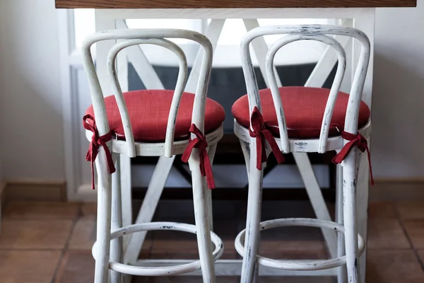 Sillas vintage blancas con almohada roja en la cafetería — Foto de Stock