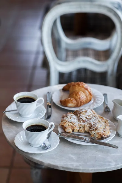 Frehcn reggeli friss croissant-t és forró kávét a fehér asztal — Stock Fotó