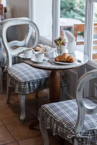 흰색 테이블에 뜨거운 커피와 신선한 크로와상과 Frehcn 아침 식사 — 스톡 사진
