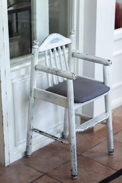 Silla de madera vintage blanca — Foto de Stock