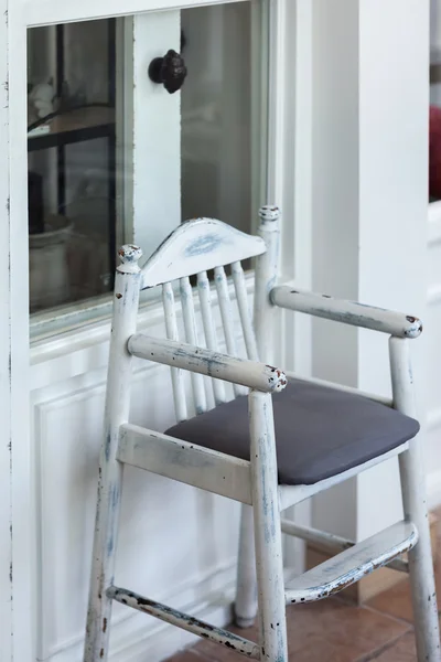Vintage bílá dřevěná židle — Stock fotografie