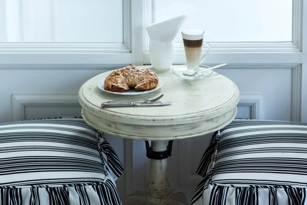 뜨거운 커피 라 떼와 빈티지 화이트 테이블에 맛 있는 아몬드 크로 — 스톡 사진