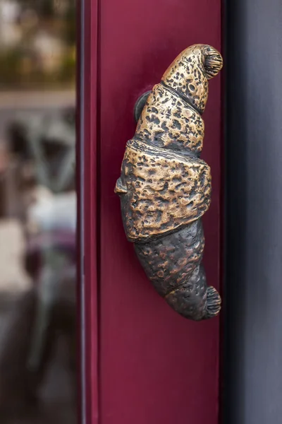 Handgemaakte deurknop in croissant vorm in Frankrijk — Stockfoto