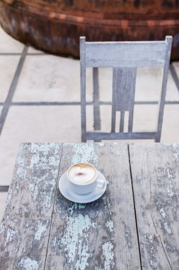 Aroma CAPUCINO eski whitetable üzerinde beyaz Kupası