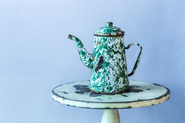 Ahşap masa üzerinde izole çok eski metal su ısıtıcısı