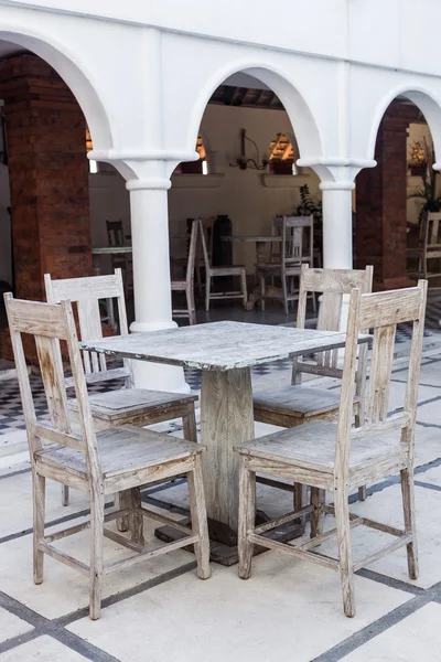 Mesa vintage de madera vacía en la cafetería de la mañana — Foto de Stock