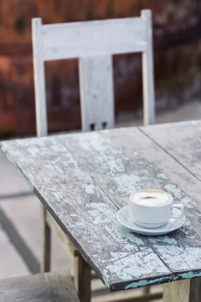 Aroma cappuchino en taza blanca en viejo whitetable — Foto de Stock