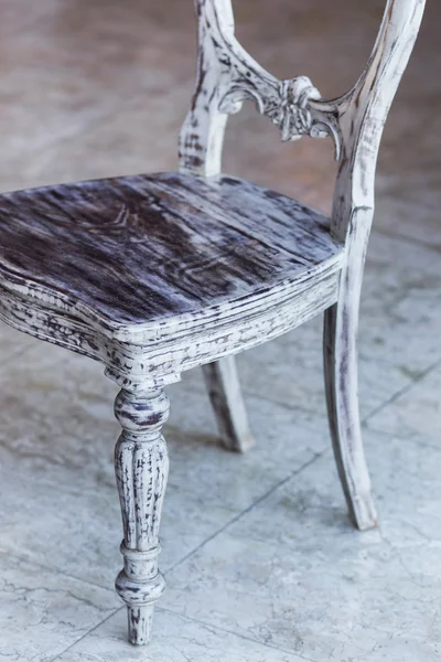 Shabby vintage cadeira de madeira — Fotografia de Stock