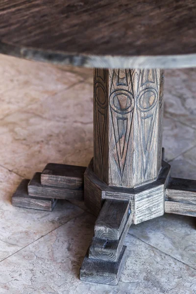 Потрёпанный старинный деревянный стол ручной работы. Резьба по дереву — стоковое фото