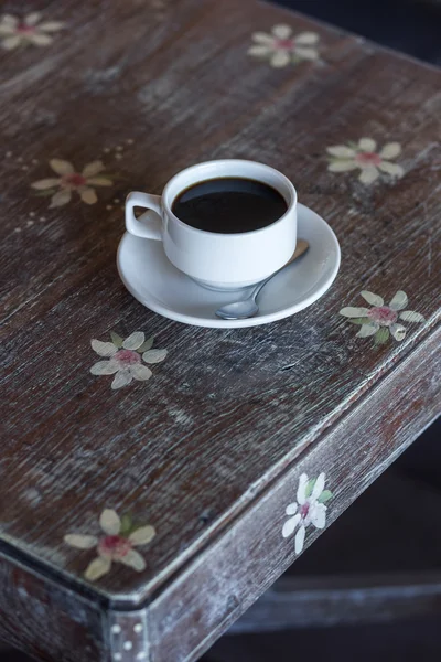 A fából készült asztal fekete kávé — Stock Fotó