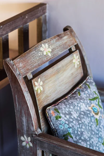 Ahşap antika mobilyalarla el yapımı renkli yastıklar — Stok fotoğraf