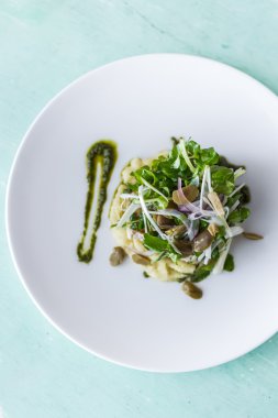 Balık biftek ve beyaz tabak salataya ile patates püresi