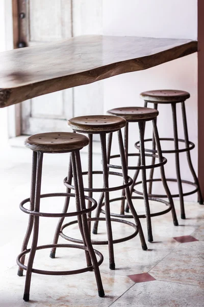 Bar com vintage de madeira redonda cadeiras altas — Fotografia de Stock