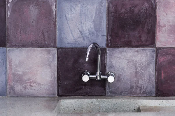 Trend taş arka plan ve mermer lavabo ile mutfak musluk — Stok fotoğraf