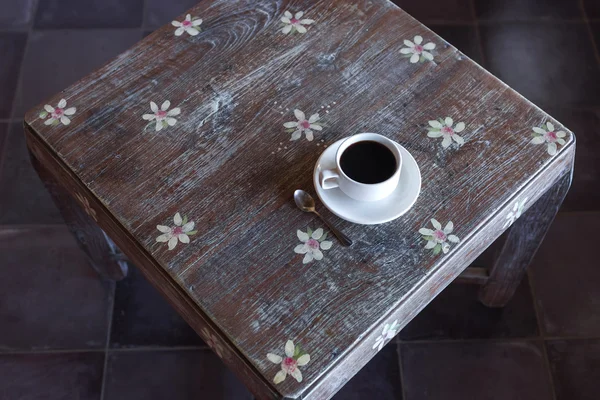 나무 테이블에 블랙 커피 — 스톡 사진