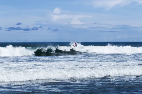 Surfer auf der Welle in Bali — Stockfoto