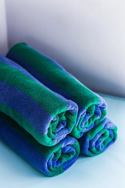 Раскатанные разноцветные полотенца — стоковое фото