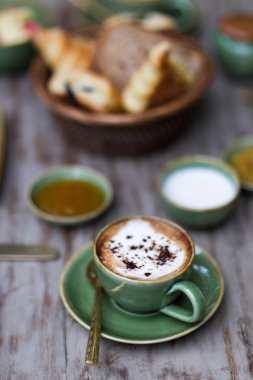Aroma kapuçino kruvasan ile kahvaltıda fincan
