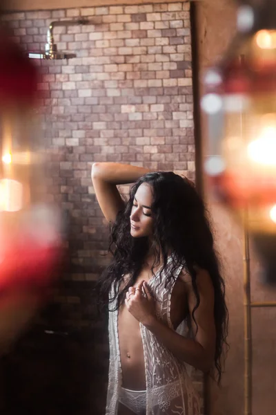 Mulher bonita com cabelo preto longo em lingerie de renda branca no quarto com lâmpada vintage — Fotografia de Stock