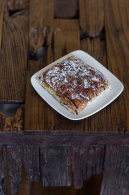 Ahşap masa üzerinde çikolatalı kruvasan