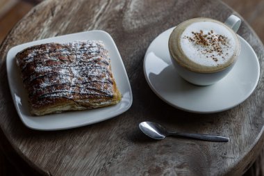 Aroma kapuçino çikolatalı kruvasan ile 