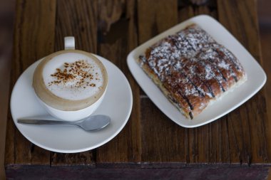 Kahve çikolata kruvasan ile