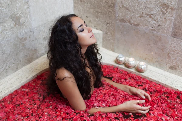 Mulher bonita em banho de mármore — Fotografia de Stock