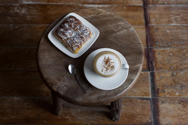 Aroma capuchino con croissant de chocolate —  Fotos de Stock