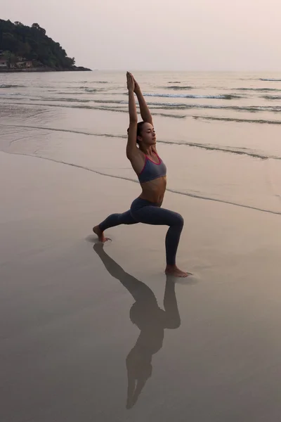 Genç kadın pratik yoga ince — Stok fotoğraf
