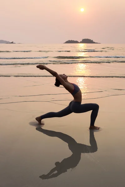 Genç kadın pratik yoga ince  