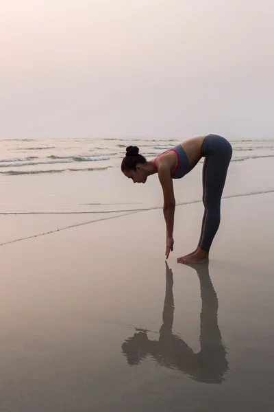 Genç kadın pratik yoga ince — Stok fotoğraf
