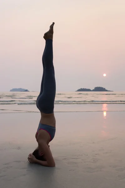 Young slim woman practicing yoga — Stock Photo, Image