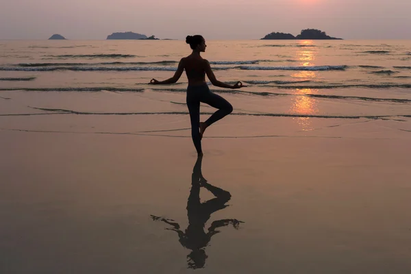 Giovane donna magra praticare yoga — Foto Stock