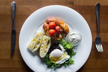 Kızarmış sosis pişmiş domates, haşlanmış yumurta ve Yeşiller, Odaya Servis Kahvaltı