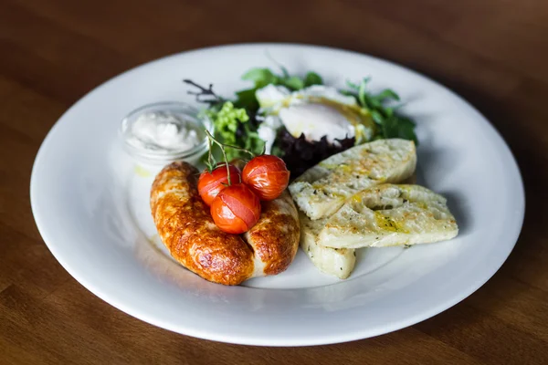 Kızarmış sosis pişmiş domates, haşlanmış yumurta ve Yeşiller, Odaya Servis Kahvaltı — Stok fotoğraf